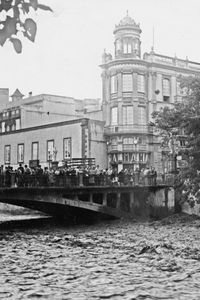 Desde el Puente de Piedra, el espectáculo del agua corriendo por el Guiniguada_1940. (FEDAC)
